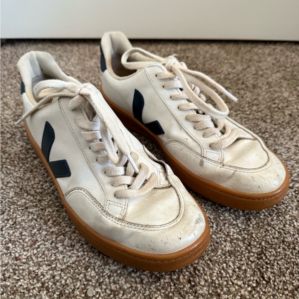 Veja V-12 in White Black Dune Well Loved Size 40